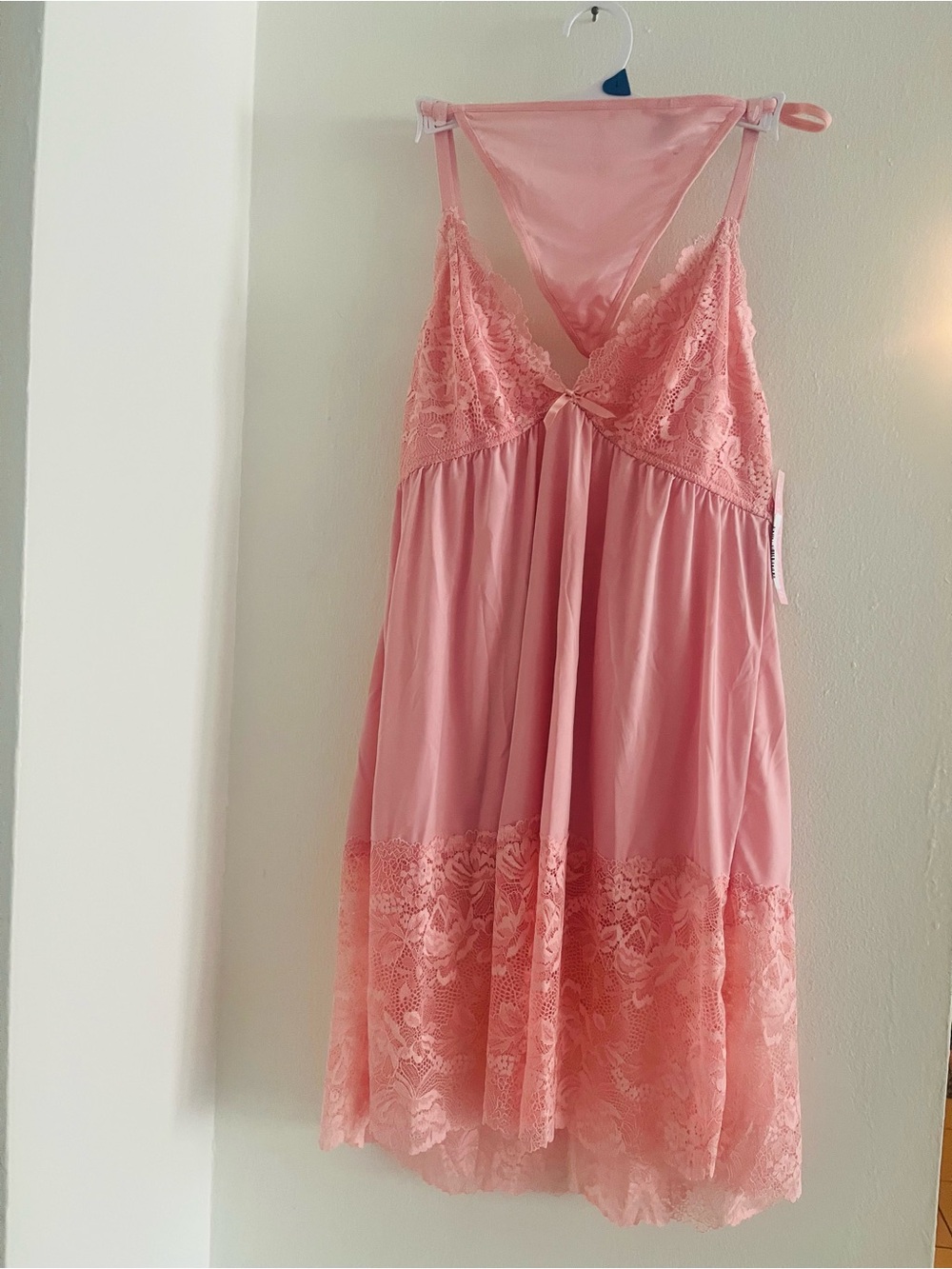 NWT Light pink lingerie lace-trimmed chemise w thong. P-P 15 inches stretch.🩷